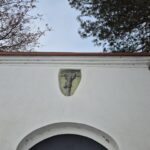 zbliżenie na płaskorzeźbę jezusa na krzyżu nad wejściem