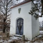 widok na front kapliczki, lekko od prawej strony