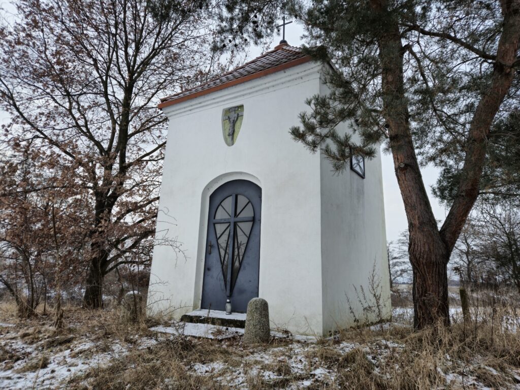 widok na front kapliczki, lekko od prawej strony