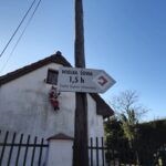 tabliczka z drogowskazem kierującym na ścieżkę