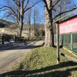 początek ścieżki, widok czerwonej tablicy obszar ochrony natura 2000