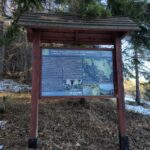 tablica drewniana z opisami historii