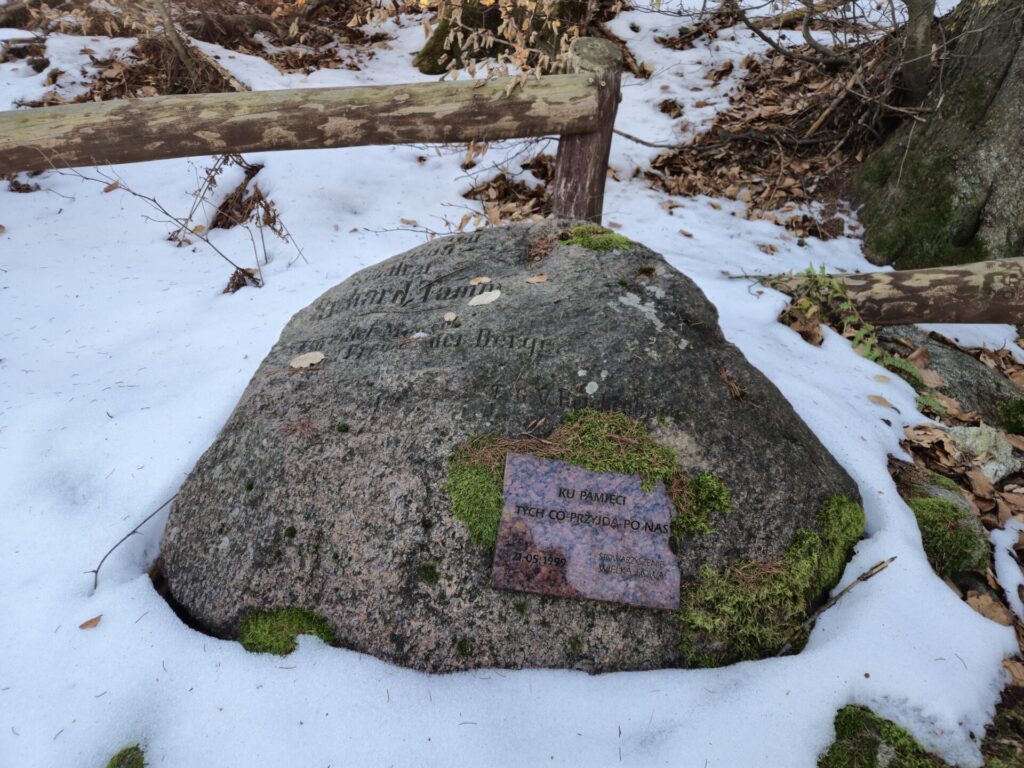 kamień Richarda Tamma w całości wraz z nowszą tabliczką na nim