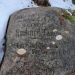 kamień richard tamm z napisami niemieckimi z bliska