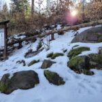 miejsce pamięci, kamienie i tablica, widok z prawej strony