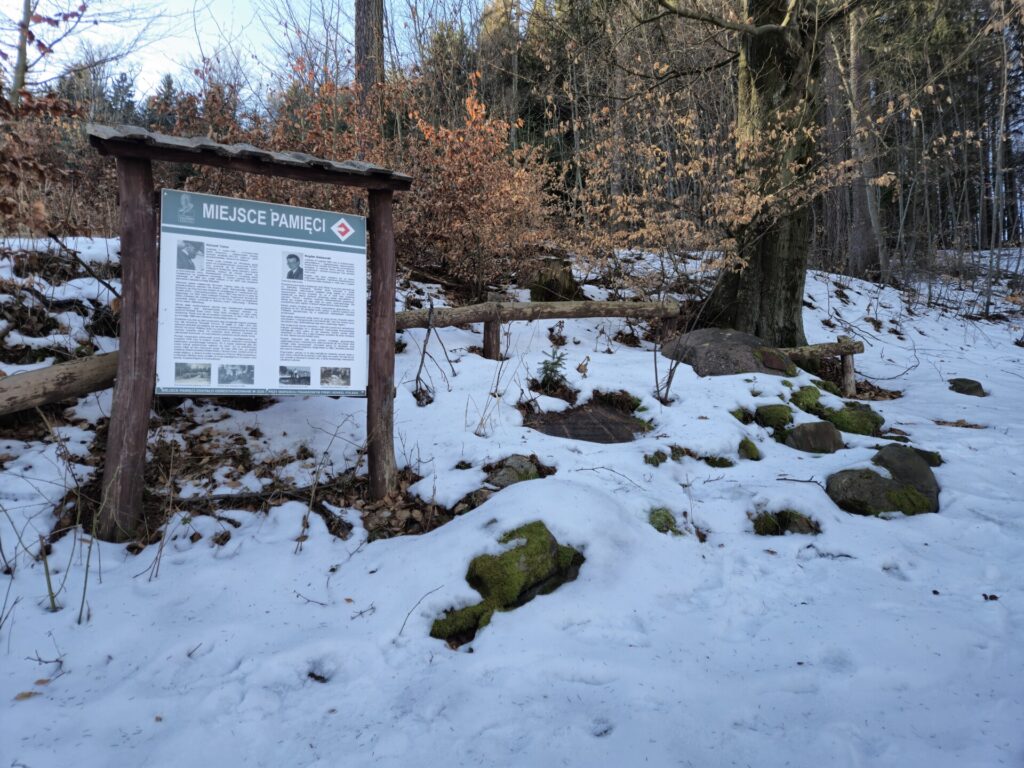 miejsce pamięci, kamienie i tablica, widok z przodu
