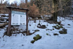 miejsce pamięci, kamienie i tablica, widok z przodu