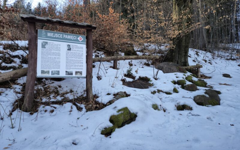 miejsce pamięci, kamienie i tablica, widok z przodu