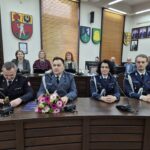 komendanci z przodu przy stole, za nimi radne