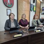 trzy radne siedzą przy stole