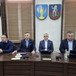 4 radni siedzą przy stole