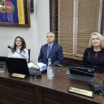 3 radni siedzą przy stole