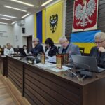 widok od prawej strony na prezydium rady