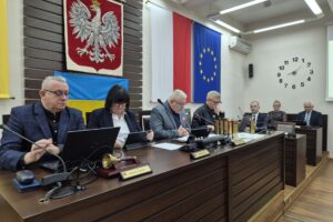 prezydium rady i w tle zarząd