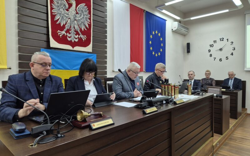 prezydium rady i w tle zarząd