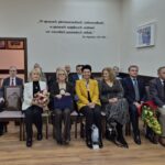 zaproszeni goście siedzą na krzesłach