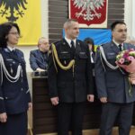 komendant policji, komendant straży i aresztu śledczego stoją razem