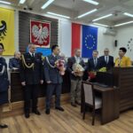 wręczenie podziękowań komendant, razem samorządowcy i inni goście