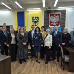 wspólne zdjęcie osób składających podziękowania komendant