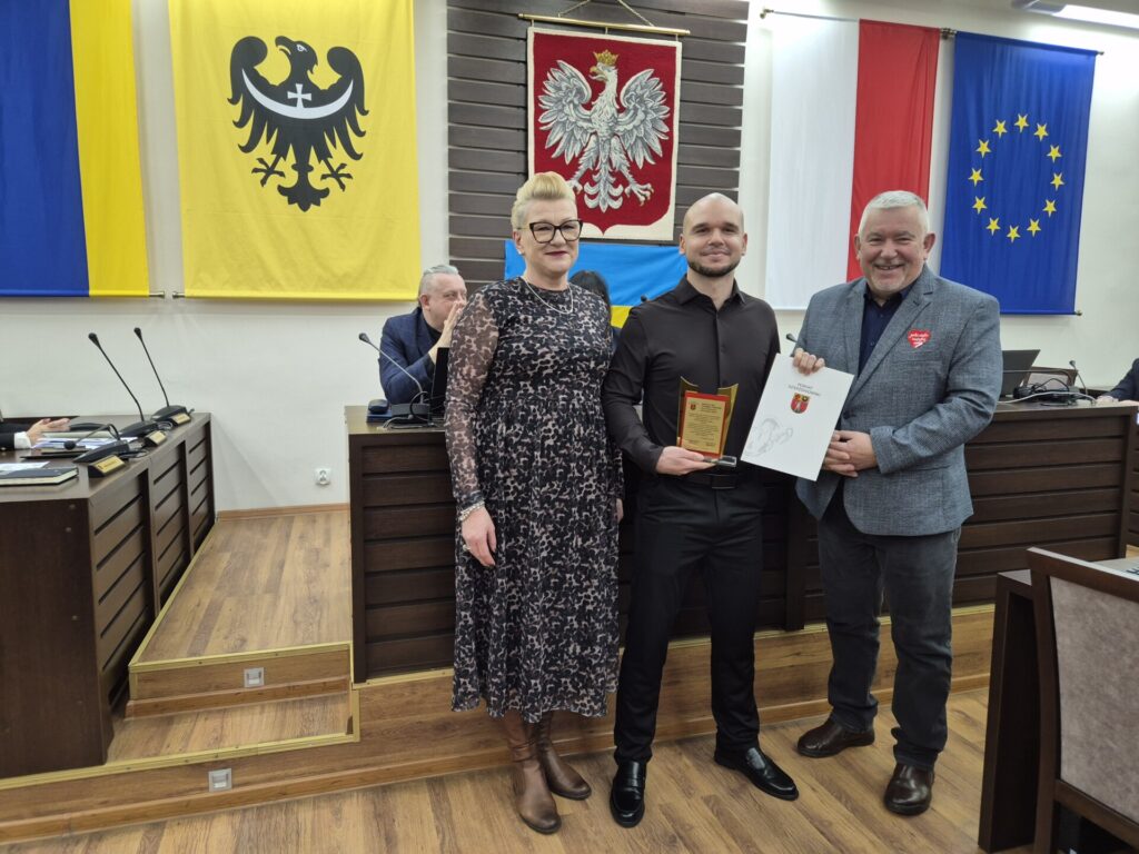 wspólne zdjęcie przewodniczącego i członka zarządu z prezesem bwa breakers