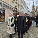 wszyscy stoją i czekają na poloneza, z przodu burmistrz dzierżoniowa