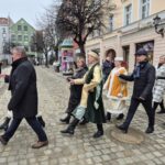 taniec poloneza, widok z boku na samorządowców