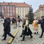 samorządowcy tańczą poloneza