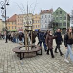 dyrektorzy, uczniowie i nauczyciele tańczą poloneza