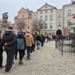 uczniowie tańczą poloneza