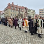 samorządowcy i uczniowie tańczą poloneza