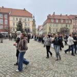 uczniowie tańczą poloneza