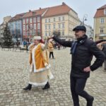 wicestarosta tańczy z kobietą z zespołu ślężanie