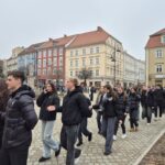 uczniowie tańczą poloneza