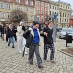 uczniowie tańczą poloneza