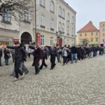 uczniowie tańczą poloneza