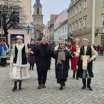 taniec polonez, idą czwórkami tancerze