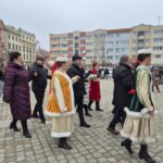 samorządowcy tańczą w parach z zespołem ślężanie