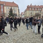 widok na tańczących uczniów, pary rozchodzą się na 2 strony