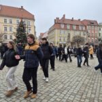 widok na tańczących uczniów, pary rozchodzą się na 2 strony