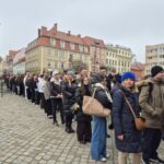 grupa tańcząca stoi razem w rzędzie