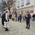 wicestarosta przemawia na tle ratusza