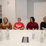 cztery kobiety wolontariuszki siedzą przy stole