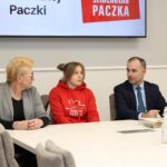 wolontariuszka siedzi przy stole i rozmawia