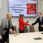 wręczenie podziękowań dla wolontariuszki