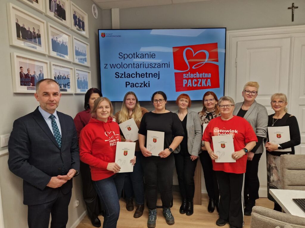 zdjęcie grupowe z wolontariuszami, wicestarostą i członkiem zarządu powiatu