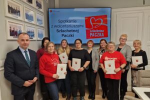 zdjęcie grupowe z wolontariuszami, wicestarostą i członkiem zarządu powiatu