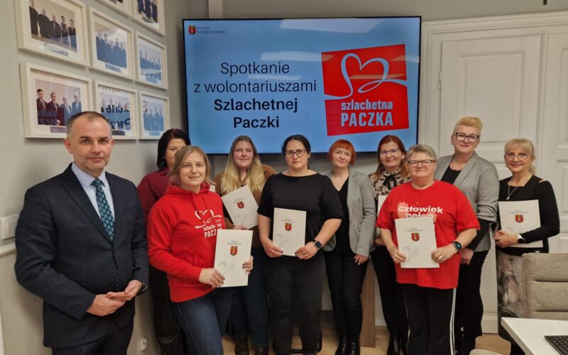 zdjęcie grupowe z wolontariuszami, wicestarostą i członkiem zarządu powiatu