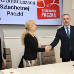 wręczenie podziękowań dla wolontariuszki, wicestarosta ściska dłoń