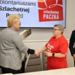 wręczenie podziękowań dla wolontariuszki