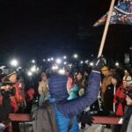 grupa ludzi z latarkami